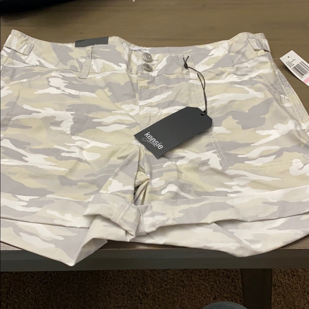 Kensie White Camo shorts w/pockets. Size 10